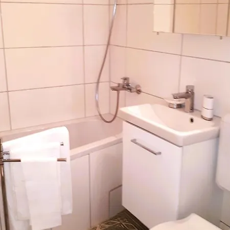3-zimmer-apartment Mit Parkplatz In City-naehe Lägenhet
