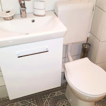 Lägenhet 3-zimmer-apartment Mit Parkplatz In City-naehe Kiel