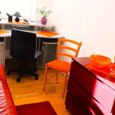 Lägenhet 3-zimmer-apartment Mit Parkplatz In City-naehe