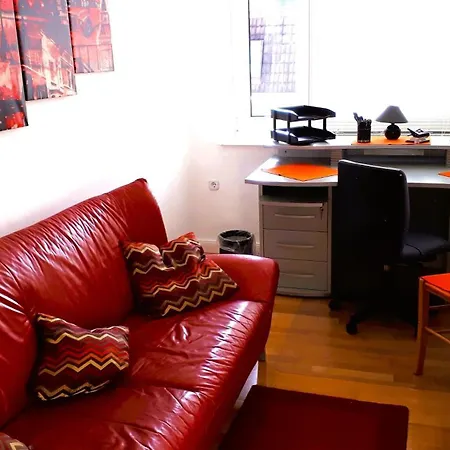 Lägenhet 3-zimmer-apartment Mit Parkplatz In City-naehe *